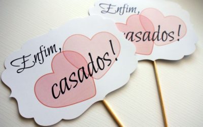 Plaquinhas para casamento divertidas: dicas para animar sua festa