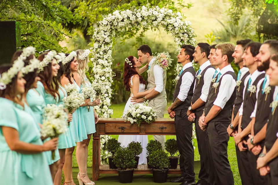 Mês do Amigo: Como escolher a música para a entrada dos padrinhos em seu casamento